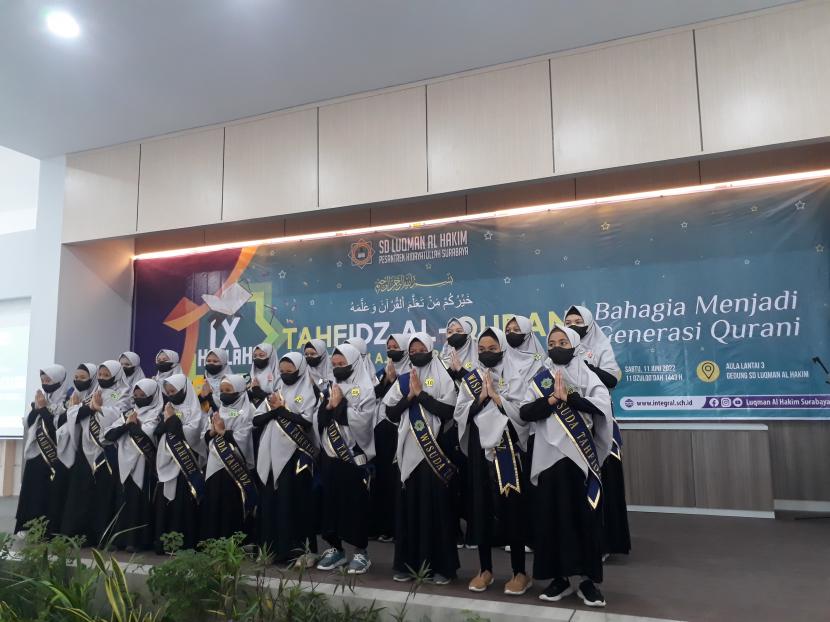 SD Luqman al-Hakim Surabaya mengadakan wisuda tahfidz  IX,  pada Sabtu (11/6). 