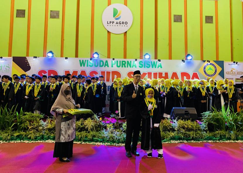 SD Masjid Syuhada menyelenggarakan acara pelepasan siswa kelas VI, Sabtu (25/6/2022) di Auditorium LPP, Yogyakarta. Acara tersebut mengusung tema Melangkitkan Cita Membumikan Karya. 