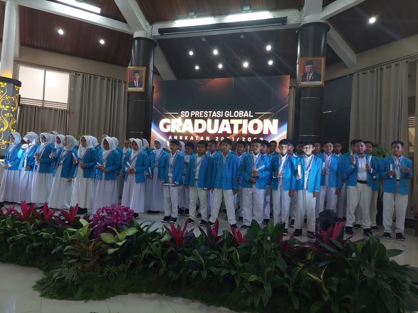 SD Prestasi Global Depok menggelar graduation tahun pelajaran 2021-2022, di Bojong Sari, Depok, Ahad (26/6).