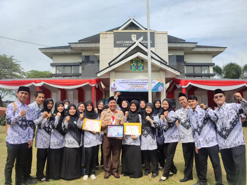 SD S Terpadu Bina Ilmu meraih dua penghargaan pada Peringatan Hari Guru Nasional dan Hari Ulang Tahun (HUT) ke-77 Persatuan Guru Republik Indonesia (PGRI) tahun 2022 