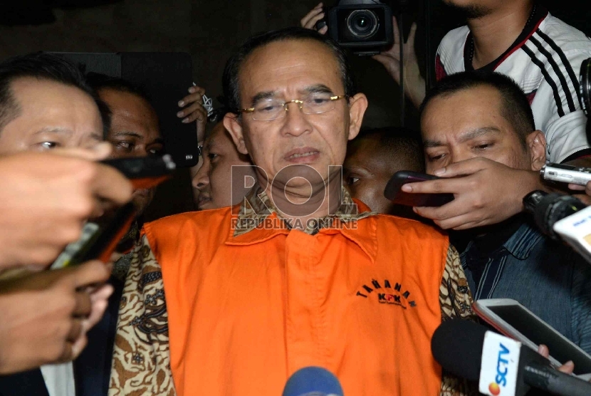 Mantan Menteri Agama Suryadharma Ali (SDA) menggunakan rompi tahanan usai menjalani pemeriksaan di Gedung KPK, Jakarta, Jumat (10/4).  (Republika/Wihdan)
