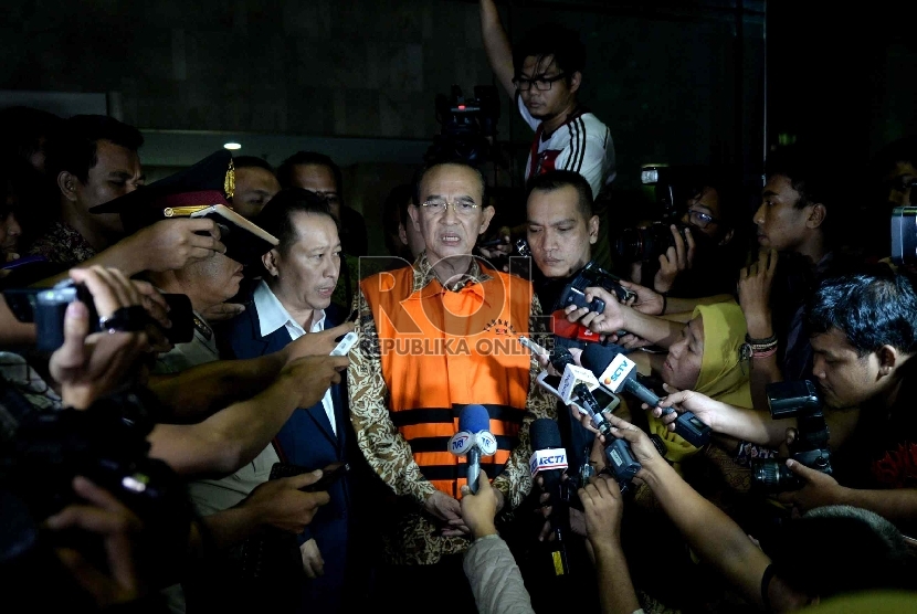 Mantan Menteri Agama Suryadharma Ali (SDA) menggunakan rompi tahanan usai menjalani pemeriksaan di Gedung KPK, Jakarta, Jumat (10/4).  (Republika/Wihdan)