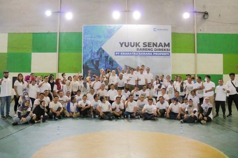 SDM di Krakatau Sarana Properti seusai melaksanakan kegiatan senam bersama, Rabu (24/11).