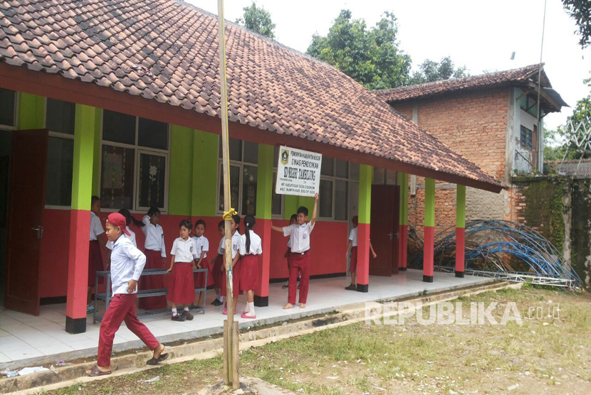 SDN 1 Tambilung, di Kampung Kadupugur, Desa Cidokom Kecamatan Rumpin, Kabupaten Bogor. 