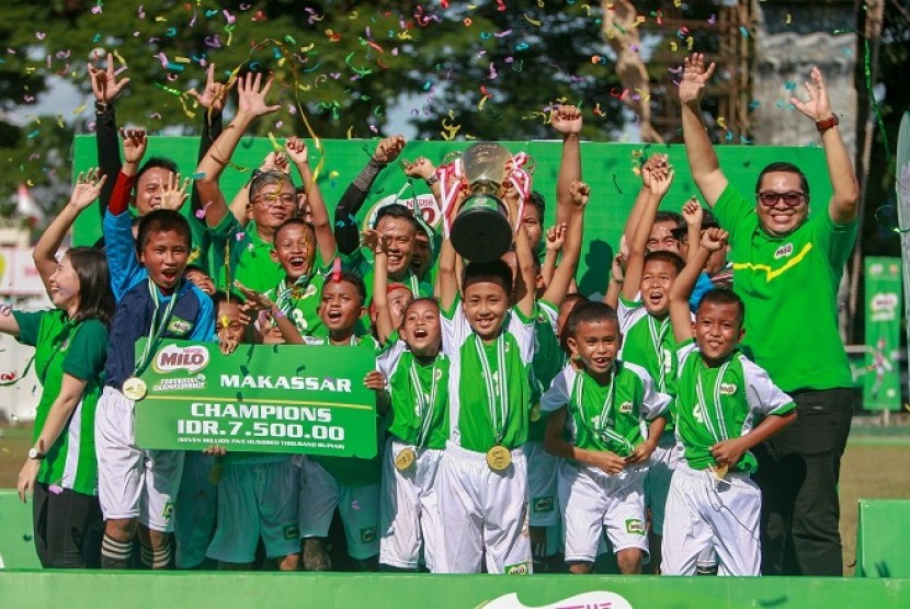 SDN 133 Inpres Talawe Maros berselebrasi juara Milo Football Championship Makassar 2019, Ahad (7/4).