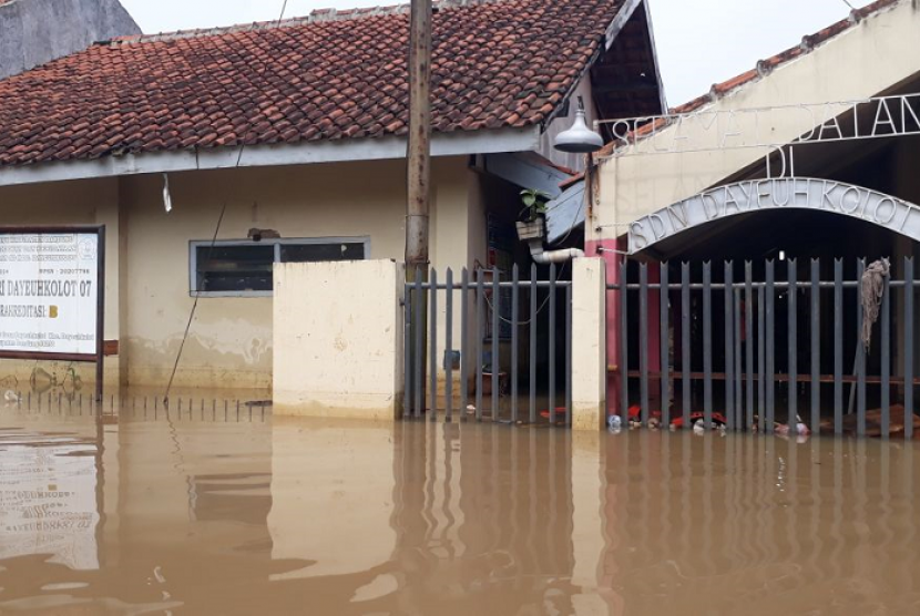 SDN Dayeuhkolot 7 di Kampung Bolero, Desa Dayeuhkolot, Kabupaten Bandung terendam banjir. Banjir di Kabupaten Bandung merendam tiga kecamatan Baleendah, Dayeuhkolot dan Bojongsoang.