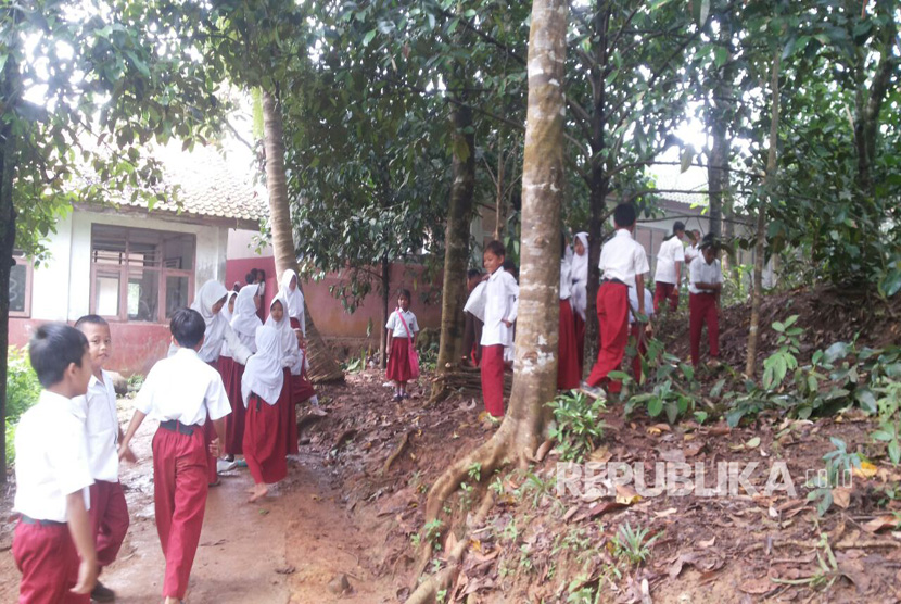 SDN Leuwibatu Kabupaten Bogor setelah mendapat dana bantuan dr Presiden Joko Widodo memanfaatkan dana tersebut membangun toilet dan merenovasi bangunan sekolah.