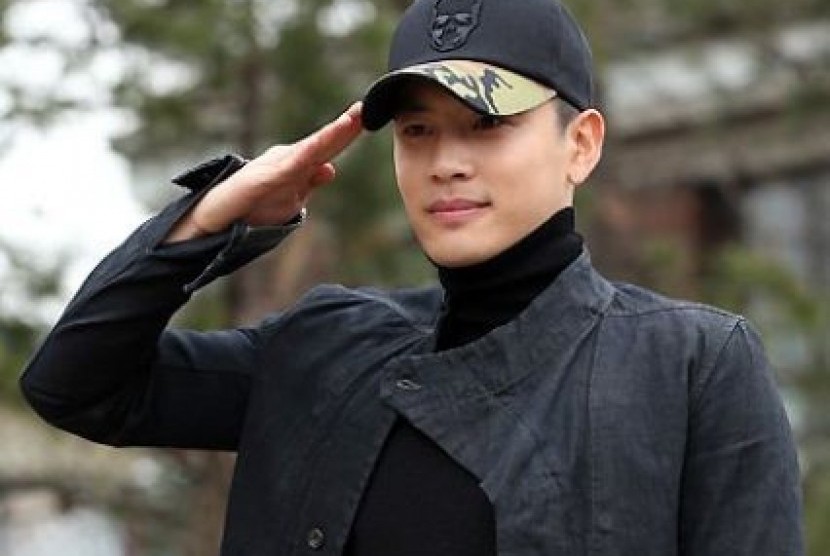 Se7en memberi hormat sebelum resmi mengikuti program wajib militer