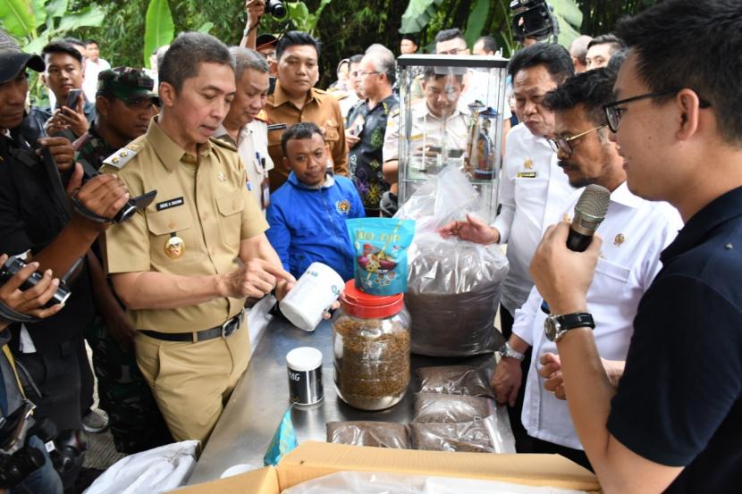 Seakan tidak terdampak pandemi Covid-19, ekspor dua jenis larva asal Bogor tercatat tetap tinggi pada triwulan pertama 2020.  Larva lalat tentara hitam, black soldier fly (BSF) dan larva kering, magot tercatat terus melapak masing-masing di pasar ekspor Jepang dan Inggris.