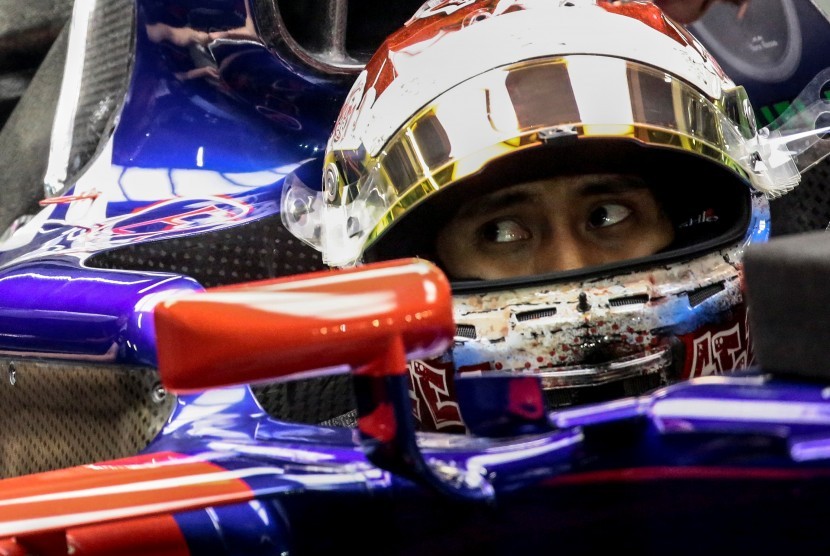 Sean Gelael di dalam kokpit mobil tim F1, Toro Rosso.