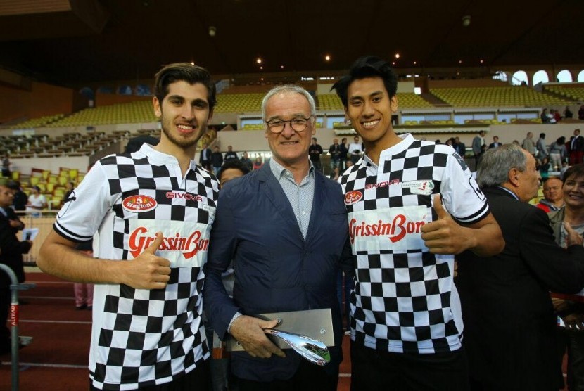 Sean Gelael (kanan) bersama Claudio Ranieri (tengah).