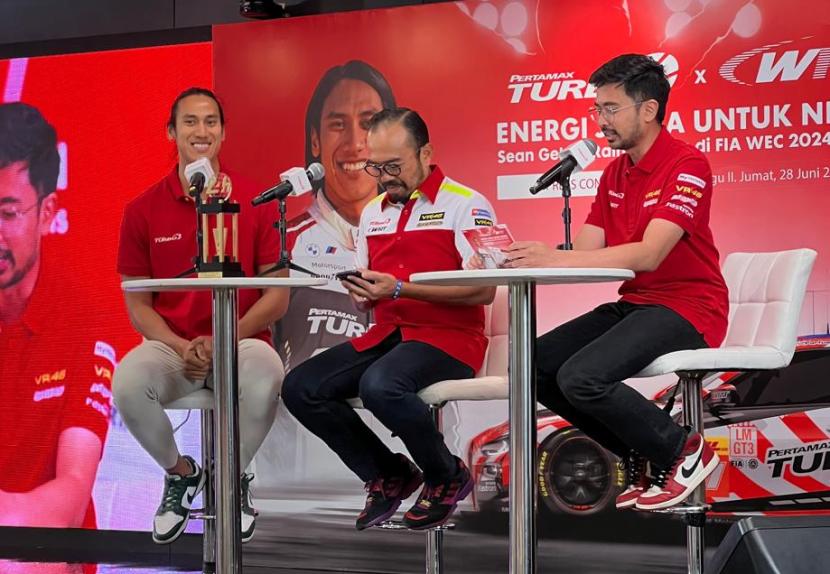 Sean Gelael (kiri) dalam konferensi pers Jumat (28/6/2024) di Jakarta, menjelang balapan FIA WEC 6H di Sirkuit Sao Paolo, Brasil, 14 Juli 2024.