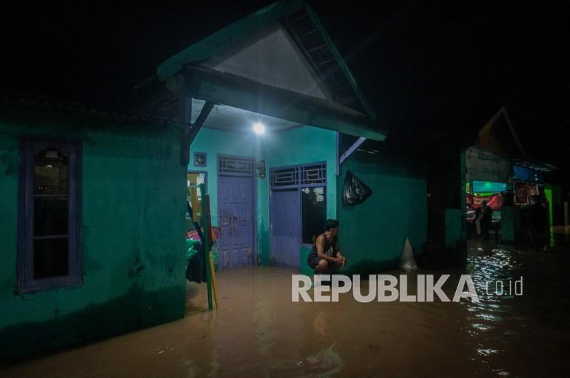 Searing warga memilih bertahan di rumahnya saat banjir di Rangkasbitung, Lebak, Banten, Rabu (12/1/2022). Hingga Rabu (12/1/2022) malam hari, hujan masih mengguyur daerah tersebut sehingga warga terpaksa mengungsi ke tempat yang lebih aman akibat debit air terus meninggi.