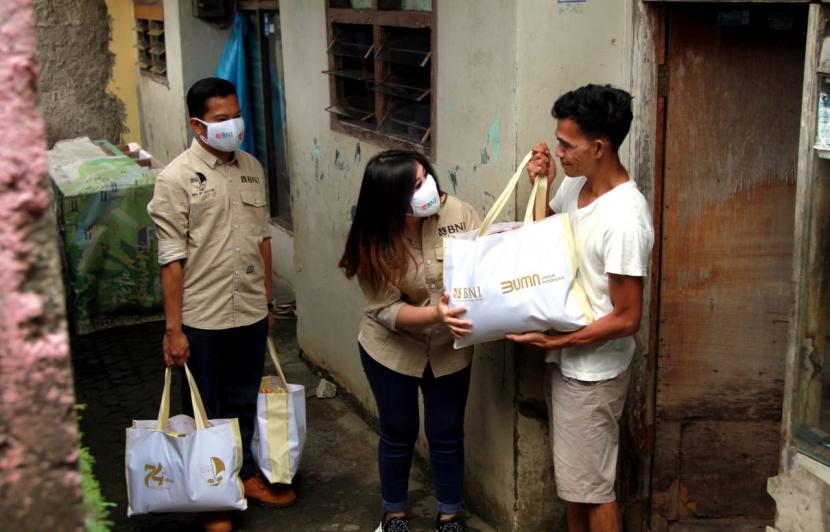 Sebagai bagian dari aksi nyata membantu masyarakat yang terdampak wabah Covid-19, pegawai BNI menyalurkan bantuan pangan bagi 146.000 warga di 17 wilayah operasi BNI di Indonesia. Penyaluran ini merupakan rangkaian dari Hari Ulang Tahun (HUT) ke-74 BNI.