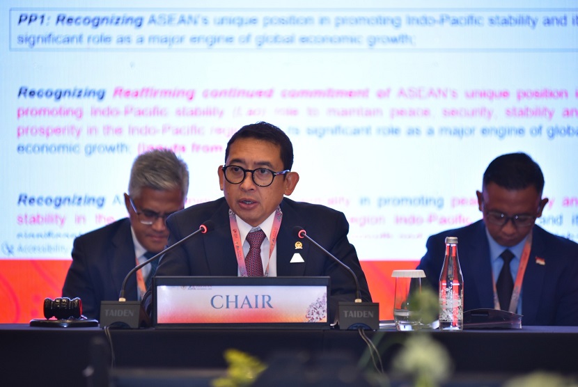 Sebagai bagian dari perhelatan Sidang Umum AIPA ke-44 di Jakarta, telah dilaksanakan Sidang Komisi Politik. Ketua BKSAP DPR RI, Dr. Fadli Zon memimpin Sidang Komisi Politik membahas isu-isu politik, keamanan, dan perdamaian yang terjadi di regional ASEAN. 