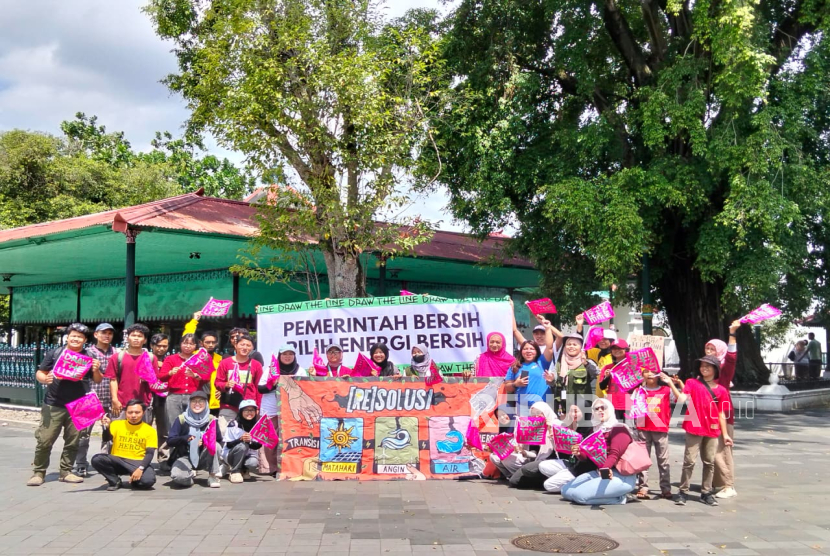 Sebagai bagian dari rangkaian aksi global, Climate Rangers Jogja berkolaborasi dengan 350 Indonesia, Trash Hero, Earth Hour, dan Pedestrian Jogja, menggelar kegiatan Draw the Line - Menelusuri Jejak Garis Imajiner dan Sumbu Filosofi, Sabtu (13/9/2025). Aksi ini melibatkan 50 peserta dari berbagai komunitas di Yogyakarta.
