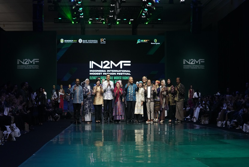 Sebagai bagian dari rangkaian kegiatan Indonesia Sharia Economic Festival (ISEF) 2024, Bank Indonesia memprakarsai acara Indonesia International Modest Fashion Festival (IN2MF), yang digelar di Jakarta Convention Center (JCC) dari 30 Oktober hingga 3 November 2024. 