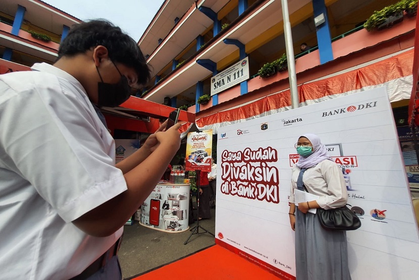 Sebagai bagian dari upaya peningkatan literasi keuangan serta kelanjutan dukungan percepatan program vaksinasi bagi masyarakat DKI Jakarta, Bank DKI gelar kegiatan bertajuk literasi keuangan dan sentra vaksinasi yang ditujukan kepada pelajar DKI Jakarta di SMA Negeri 111, Jakarta Utara. 