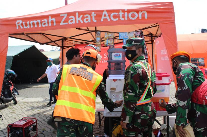  Sebagai bagian dari upaya untuk membantu proses evakuasi, Rumah Zakat Action membuka Posko Segar dan Posko Hangat bagi tim evakuasi yang berada di Pelabuhan JICT 2 Tanjung Priok.