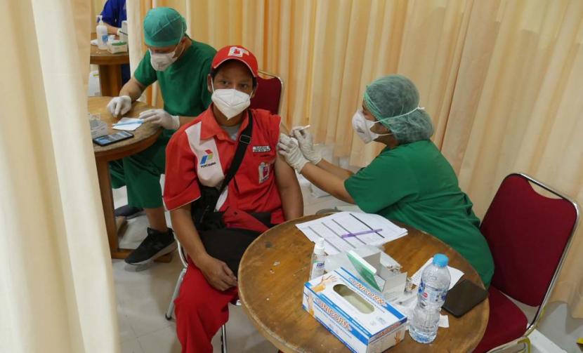 Sebagai bentuk dukungan dalam program vaksinasi yang dicanangkan pemerintah, Pertamina di Regional Jawa Bagian Tengah mengikutsertakan sebanyak total 500 petugas SPBU dan awak mobil tangki (AMT) dalam program vaksinasi Covid-19 yang diselenggarakan  Dinas Kesehatan Yogyakarta bekerjasama dengan Rumah Sakit Siloam bertempat di Atrium Lippo Mall, Yogyakarta, pada Selasa (13/7).