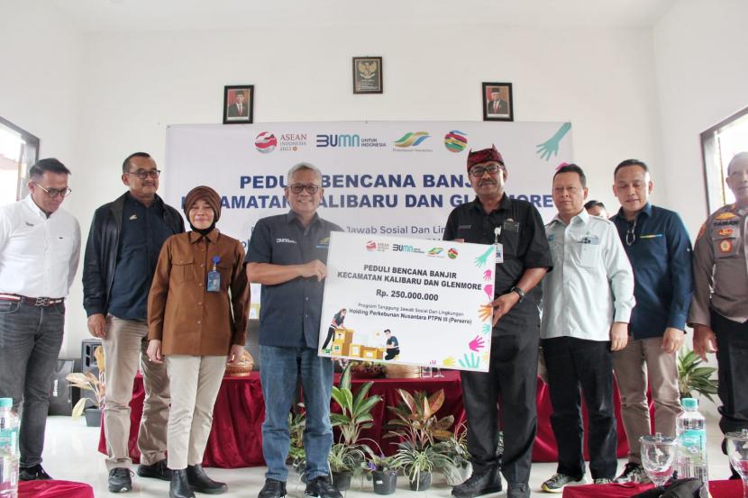 Sebagai bentuk kepedulian, PT Perkebunan Nusantara (PTPN) III Holding menyerahkan tanggung jawab sosial perusahaan atau CSR kepada korban banjir di Kabupaten Banyuwangi, Jawa Timur.