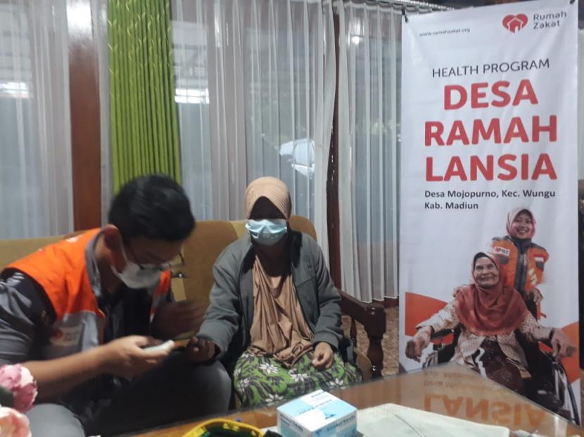 Sebagai bentuk kepedulian terhadap kesehatan masyarakat terutama lansia, Rumah Zakat kembali mengadakan pemeriksaan kesehatan lansia di Desa Berdaya Mojopurno, Kecamatan Wungu, kabupaten Madiun Jawa Timur.
