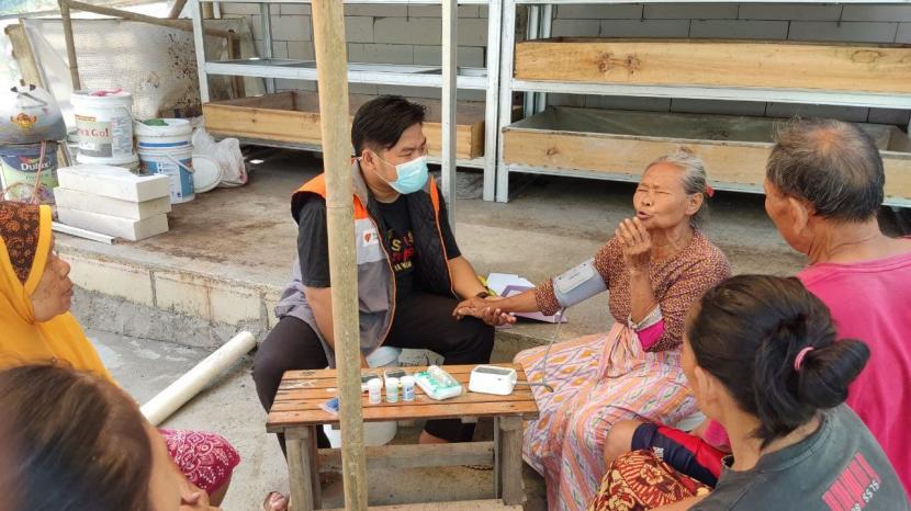 Sebagai bentuk kepedulian terhadap kesehatan warga, Rumah Zakat bersama relawan inspirasinya, Azis di Desa Berdaya Kebandingan mengadakan pemeriksaan  kesehatan gratis.