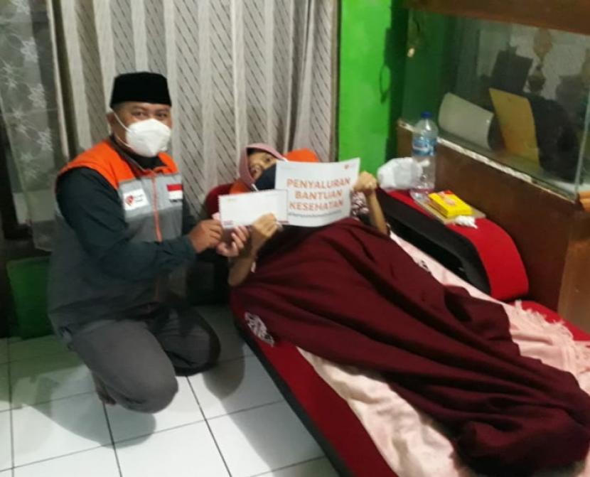 Sebagai bentuk kepedulian terhadap sesama, Rumah Zakat menyalurkan bantuan kesehatan untuk Juju pasien penderita tumor yang beralamat di Kelurahan Sukamulya, Kecamatan Cigugur, Kuningan, Jumat (19/3). 