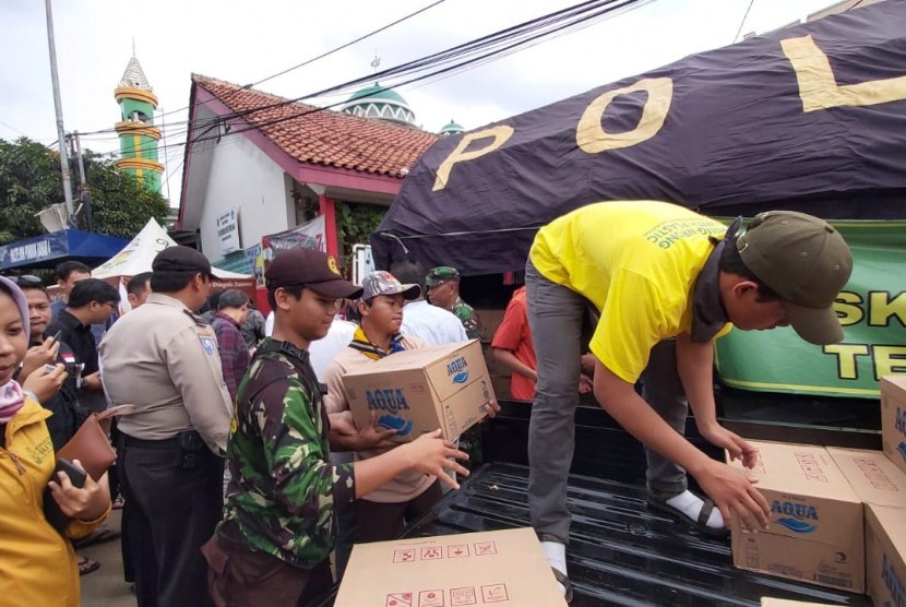 Sebagai bentuk perhatian sekaligus meringankan beban para korban banjir di wilayah Jabodetabek, Danone-AQUA menyalurkan bantuan berupa ribuan botol air mineral, Selasa (7/1).