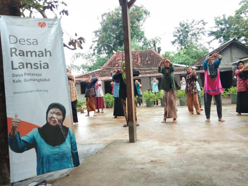 Sebagai bentuk perhatian terhadap lansia ditengah pandemi, sejak Maret 2020 Desa Ramah Lansia di Kecamatan Semanu, Kabupaten Gunungkidul sudah menggulirkan program Jaga Simbah dari Wabah.