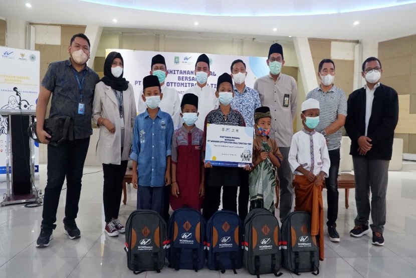 CSR WOM Finance. WOM Finance memberikan bantuan donasi pendidikan untuk anak-anak Yayasan Raudlatul Jannah Luqmaniyah, Sukabumi, Jawa Barat, pada Kamis (25/11). 
