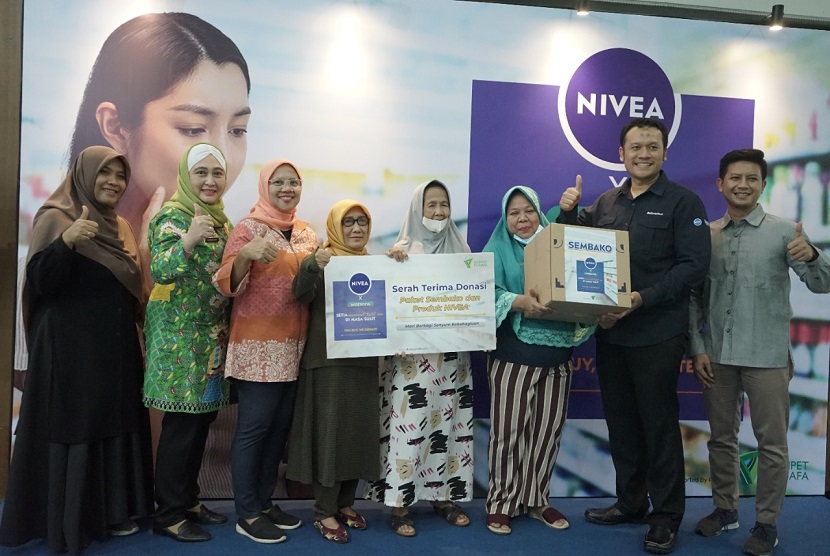 Sebagai bentuk tindak lanjut kolaboraksi kebaikan antara NIVEA dan Watsons bersama Dompet Dhuafa dari Program Challenging Times NIVEA, mengadakan acara Pemberian Sembako dan Paket Produk NIVEA kepada para perempuan tangguh serta menggelar Pelatihan Make Up Class yang bertempat di Aula Lantai 4 Kecamatan Setiabudi, Jakarta pada Kamis (12/01/2023).