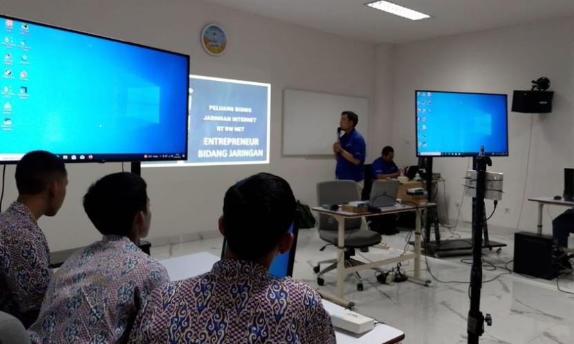 Sebagai Kampus Digital Bisnis Universitas Nusa Mandiri (UNM) menyelenggarakan CreaBesT (Creative Business & Talent) yang mengangkat tema How to be a successfull Network Administrator.