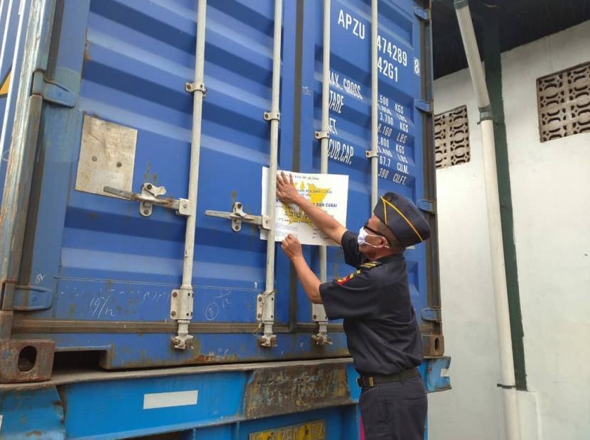 Sebagai komitmen atas pemanfaatan fasilitas Kawasan Berikat, PT Wanho Industries Indonesia yang bertempat di Kabupaten Batang, Jawa Tengah, diawasi oleh Bea Cukai Tegal melakukan ekspor untuk pertama kalinya sejak penetapan status sebagai Kawasan Berikat (KB), pada Rabu (3/6).