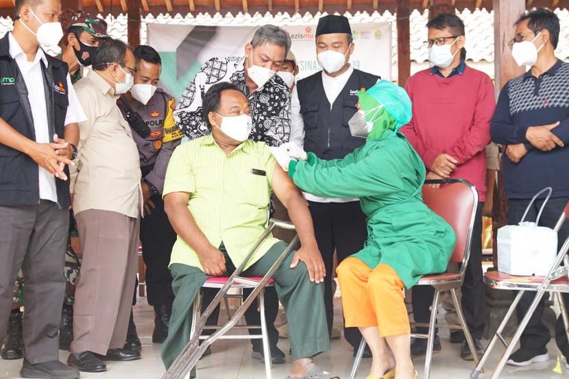 Sebagai komitmen Muhammadiyah untuk menanggulangi pandemi Covid-19 dan pemerataan akses vaksinasi di Indonesia, MCCC PWM DIY mengadakan vaksinasi bagi penyandang disabilitas di Balai Kalurahan Argosari, Kecamatan Sedayu, Kabupaten Bantul hari ini (04/09).