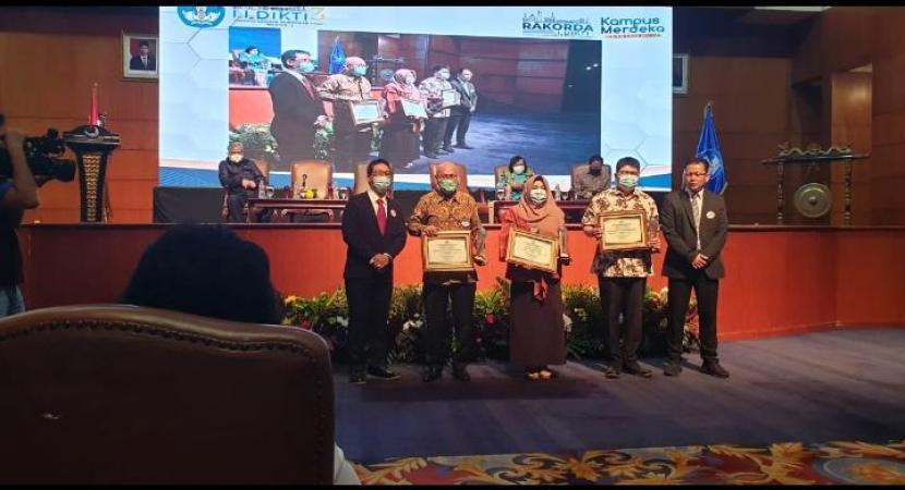 Sebagai perguruan tinggi dengan kinerja penelitian tertinggi, STMIK Nusa Mandiri meraih penghargaan LLDikti yang diterima oleh Ketua STMIK Nusa Mandiri Dr Dwiza Riana.