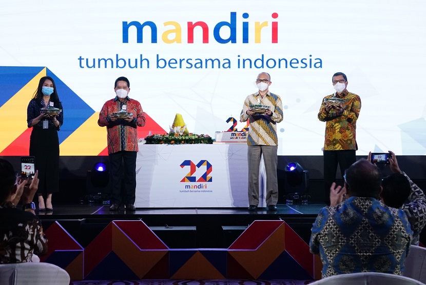 Sebagai puncak rangkaian perayaan HUT, Bank Mandiri menyelenggarakan kegiatan potong tumpeng yang diikuti jajaran direksi dan komisaris di Plaza Mandiri, Jakarta, serta seluruh karyawan secara virtual.