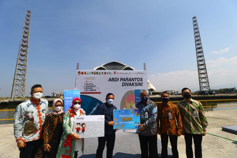 Sebagai salah satu langkah untuk mensukseskan upaya pemerintah dalam mengentaskan Covid-19, bank bjb mendukung gelaran Gebyar Vaksin Jabar Juara 2021 yang diselenggarakan oleh Pemerintah Provinsi Jawa Barat bekerjasama dengan Dewan Ketahanan Nasional (Wantannas) RI. Acara tersebut digelar di Sentra Vaksinasi Masjid Al-Jabbar Gedebade, Kota Bandung, Sabtu (28/8).