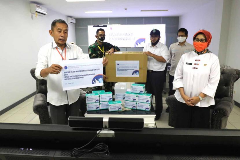 Sebagai salah satu upaya menekan angka penyebaran Covid-19 di Jawa Barat, Kementerian Koordinator Bidang Kemaritiman dan Investasi menyerahkan bantuan kepada masyarakat di sekitar Daerah Aliran Sungai (DAS) Citarum. Bantuan tersebut berupa 20.000 unit masker dan 50 liter hand sanitizer.