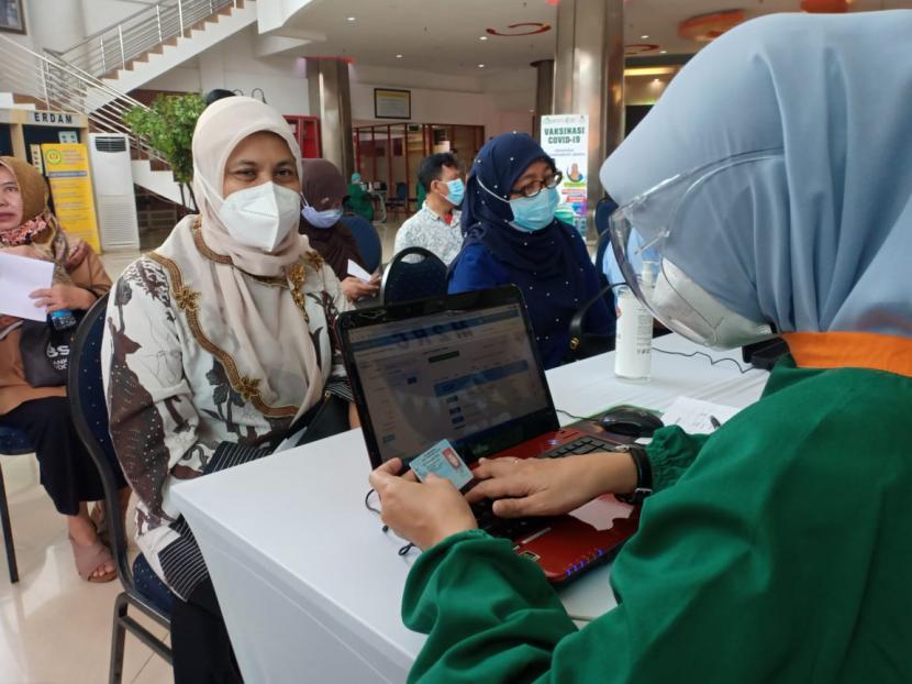 Sebagai salah satu upaya pencegahan penyebaran Covid-19 di lingkungan kampus, Universitas Muhammadiyah Jakarta (UMJ), bekerja sama dengan Kementerian Kesehatan RI menyelenggarakan kegiatan Vaksinasi Covid-19 bagi dosen, tenaga kependidikan dan pelayan publik di lingkungan UMJ, Kamis (1/4).