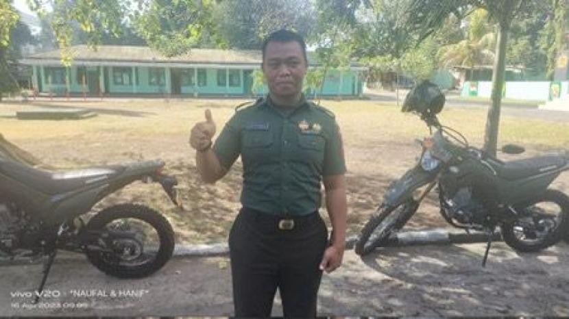 Sebagai seorang Tentara Nasional Indonesia Angkatan Darat (TNI AD), Aris Wijayanta (29 tahun) harus berpindah-pindah tempat tugas.