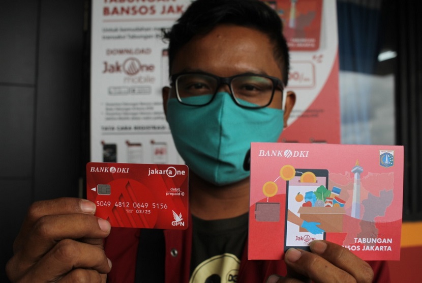 Sebagai upaya meringankan dampak pandemi Covid-19 bagi masyarakat, Dinas Sosial DKI Jakarta bersama Bank DKI per hari Selasa, 12 Januari 2021 mulai menyalurkan Bantuan Sosial Tunai (BST) Pemprov DKI Jakarta secara bertahap dengan tetap menerapkan protokol kesehatan yang ketat.