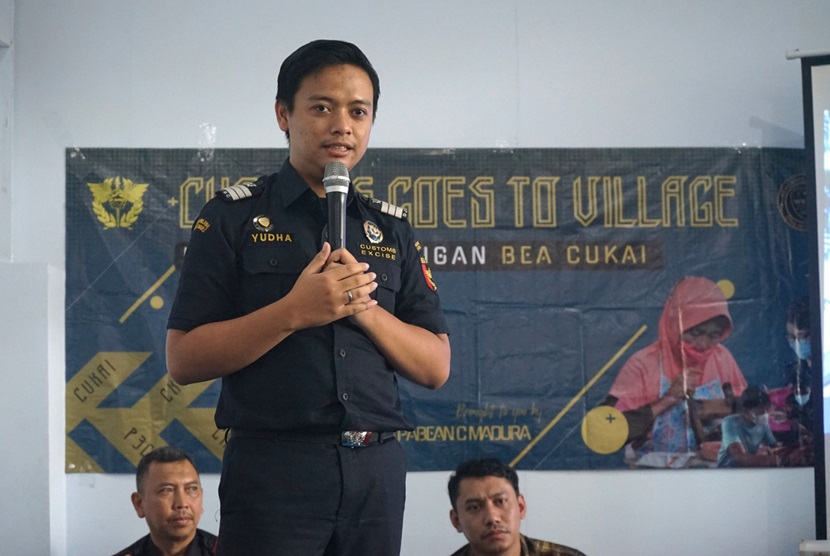 Sebagai upaya pelaksanaan pelayanan prima, Bea Cukai Madura berikan asistensi kepada pengusaha pabrik rokok melalui kegiatan Customs goes to Villages (CGV), pada Kamis (23/11/2023). Kegiatan dilaksanakan di Gudang PR Lapan Sembilan, Pamekasan. Asistensi dilaksanakan kepada pengusaha pabrik rokok yang baru memiliki izin produksi rokok. 