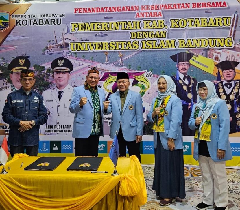 Sebagai wujud implementasi tridharma, Universitas Islam Bandung (Unisba) dan Pemerintah Kabupaten Kotabaru, Kalimantan Selatan, menandatangani nota kesepahaman (MoU) untuk pembangunan Kotabaru, Rabu (31/5/2023) malam.  