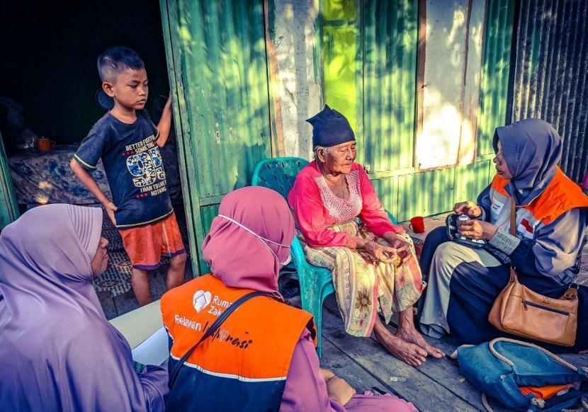  Sebagai wujud kepedulian terhadap lansia, Rumah Zakat kembali mengadakan layanan home visit melalui Program Kesehatan Ramah Lansia di Desa Indrayaman, Sabtu (24/7/2022).