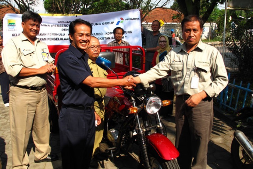 Sebagai wujud kepedulian terhadap masalah sampah, Pertamina Terminal BBM Bandung Group – Ujung Berung memberikan bantuan motor pengangkut sampah untuk masyarakat yang berada di wilayah Babakan Panghulu, pada Selasa (9 Oktober) lalu.