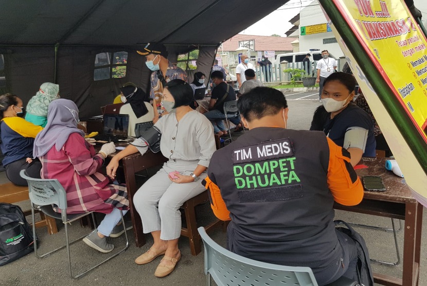 Sebagai wujud kepedulian untuk menyukseskan program vaksinasi Covid-19 yang dicanangkan oleh pemerintah, Dompet Dhuafa melalui tim Respon Darurat Kesehatan (RDK) LKC Dompet Dhuafa mengambil peran untuk berpartisipasi dalam mewujudkan percepatan vaksinasi di wilayah DKI Jakarta.