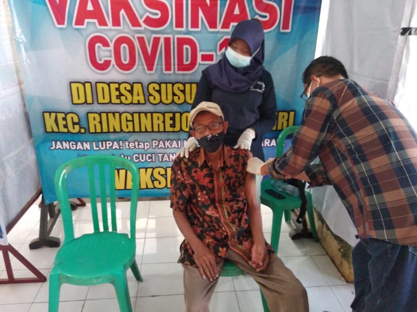 Sebagai wujud komitmen untuk bersama seluruh elemen bangsa melawan Covid-19, Program Percepatan Vaksinasi di Desa Berdaya pun digencarkan.