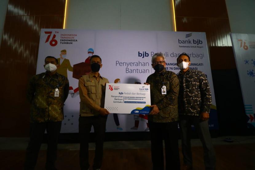 Sebagaimana diketahui Pandemi Covid-19 masih bergejolak, namun hal ini tidak menyurutkan semangat guna memeriahkan HUT Republik Indonesia ke-76 pada Selasa 17 Agustus 2021. Bank bjb menyelenggarakan rangkaian program dan promo 