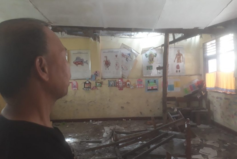 Sebagian bangunan dan atap ruang kelas 5 di SDN 3 Gudang Kahuripan, Lembang, Kabupaten Bandung Barat ambruk akibat kondisi bangunan yang sudah rusak, Kamis (3/10). 